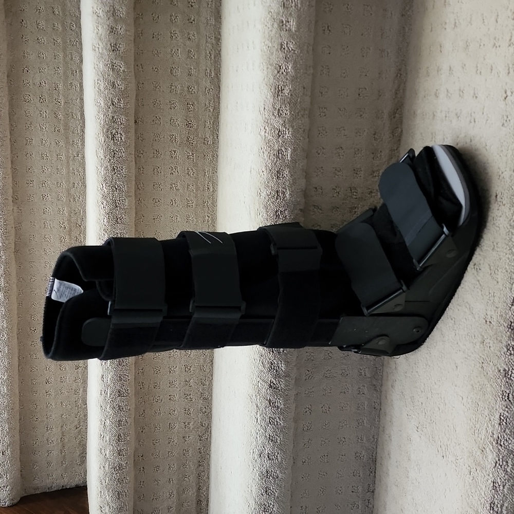 DeRoyal walker boot